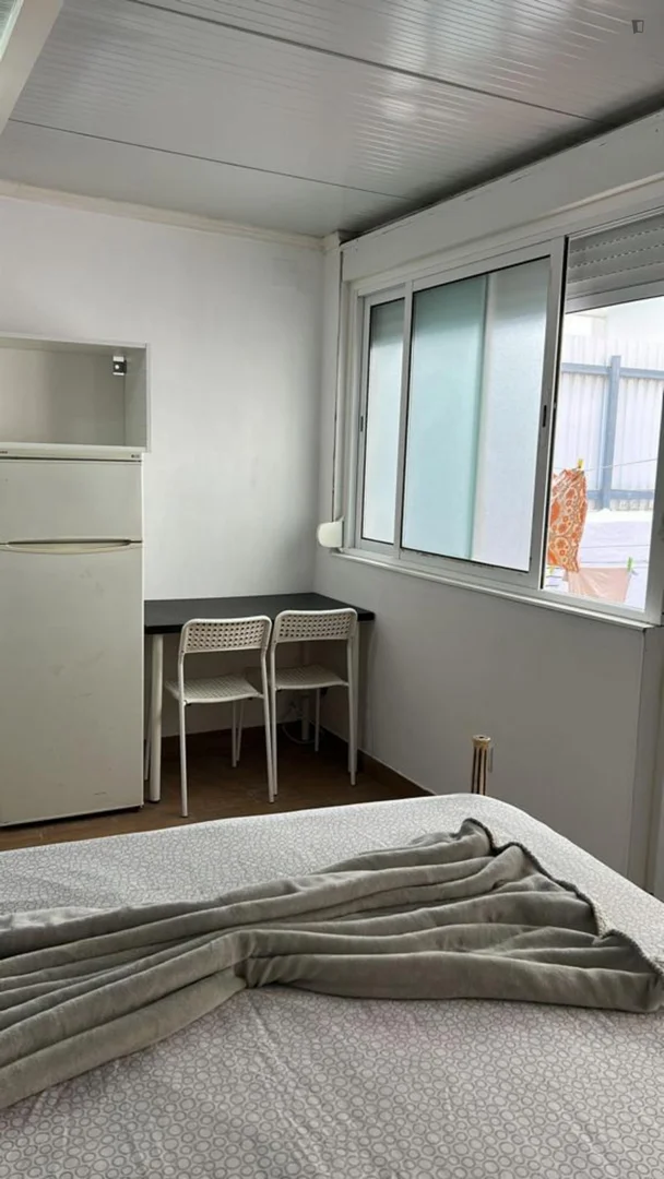 Stanza in affitto in appartamento per studenti a , completamente arredata