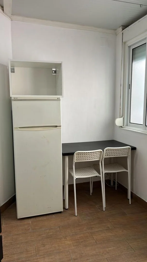 Camera per studenti in  con area studio e servizi in comune