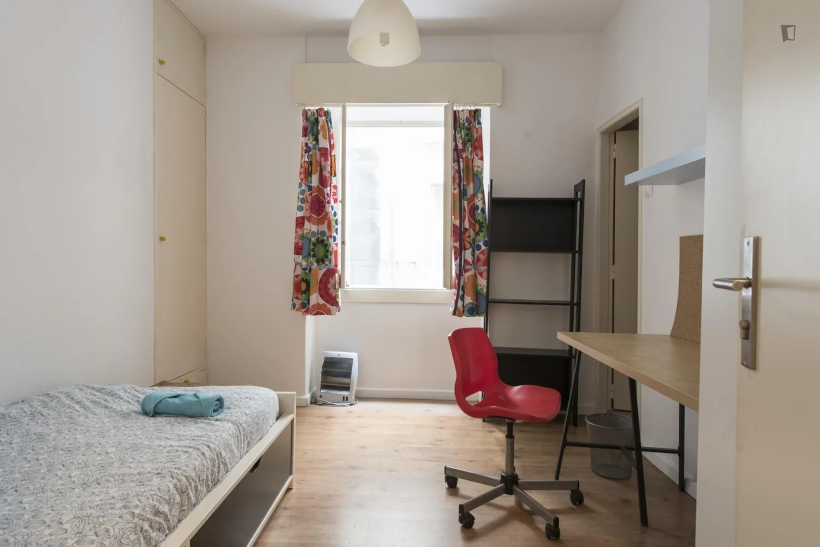 Stanza economica per studenti con ampia illuminazione in 