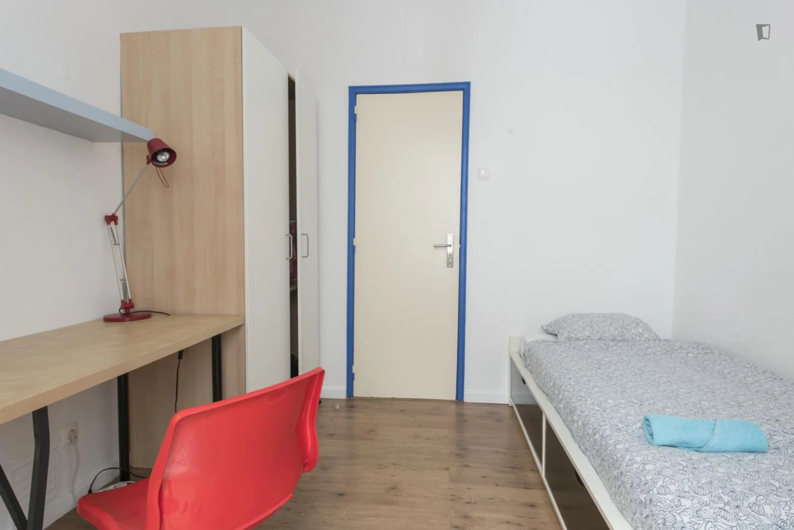 Stanza per studenti luminosa e ariosa con facile accesso all'università a 