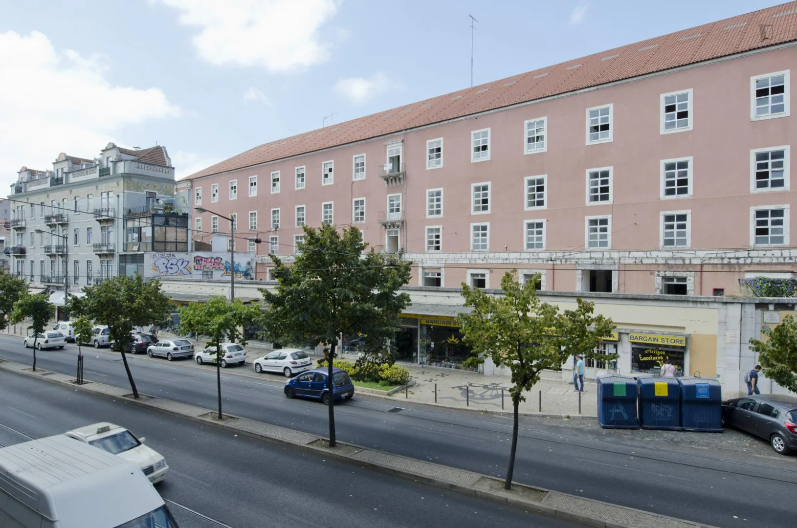 Studentenzimmer in  mit Arbeitsbereich und Gemeinschaftseinrichtungen