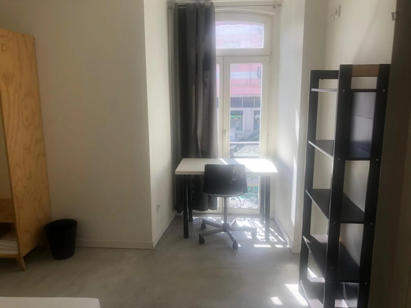 Affordable room for students with ample lighting in 