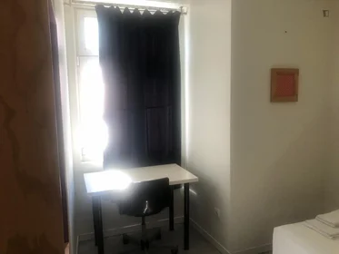 Private room at Avenida Almirante Reis, image 1 of 12