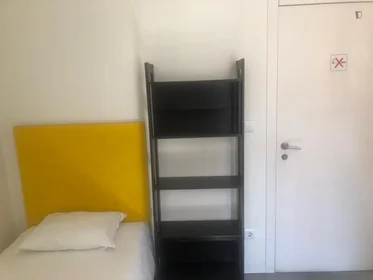 Private room at Avenida Almirante Reis, image 2 of 12