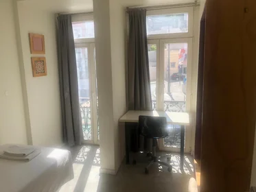 Private room at Avenida Almirante Reis, image 2 of 12