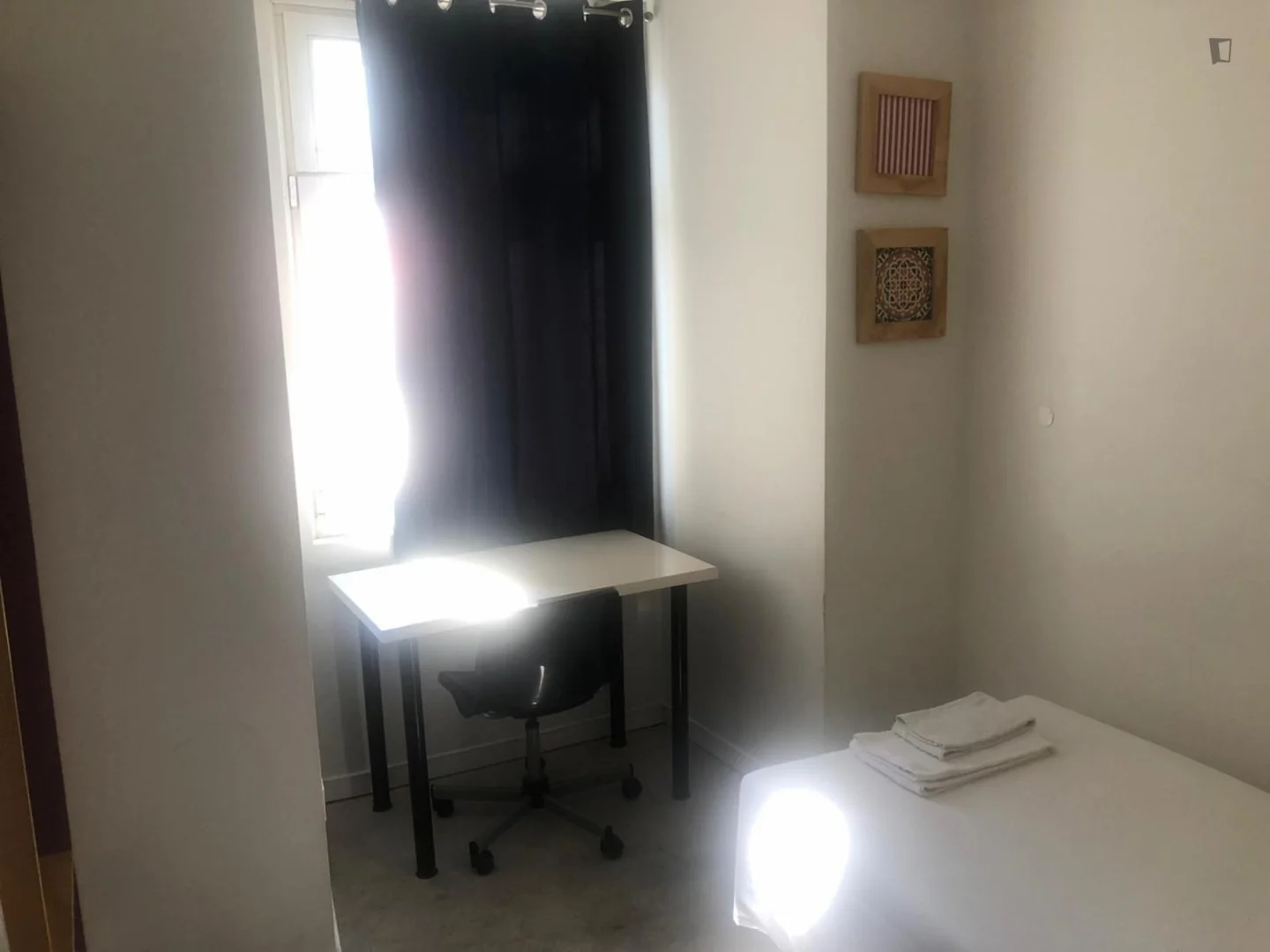 Functional student room perfect for studying in 