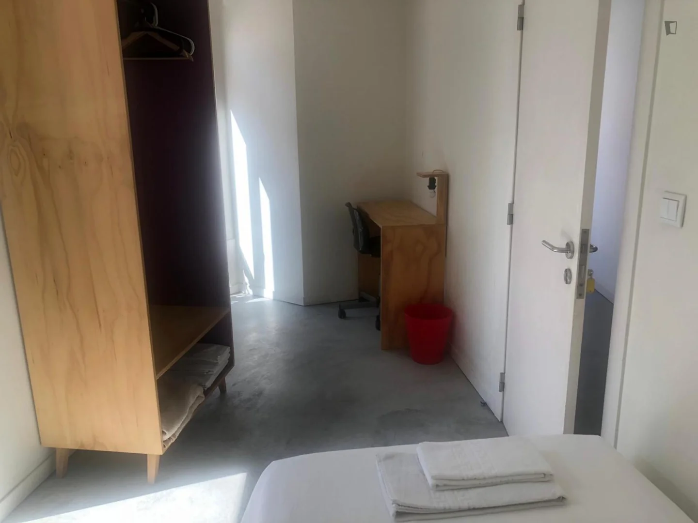 Functional student room perfect for studying in 