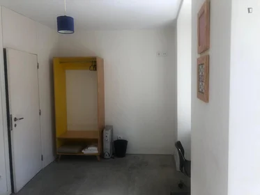 Private room at Avenida Almirante Reis, image 2 of 12