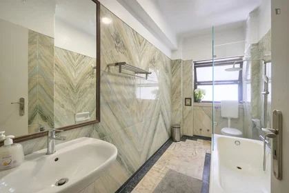 Stanza privata in Avenida Fontes Pereira de Melo, immagine 15 di 37