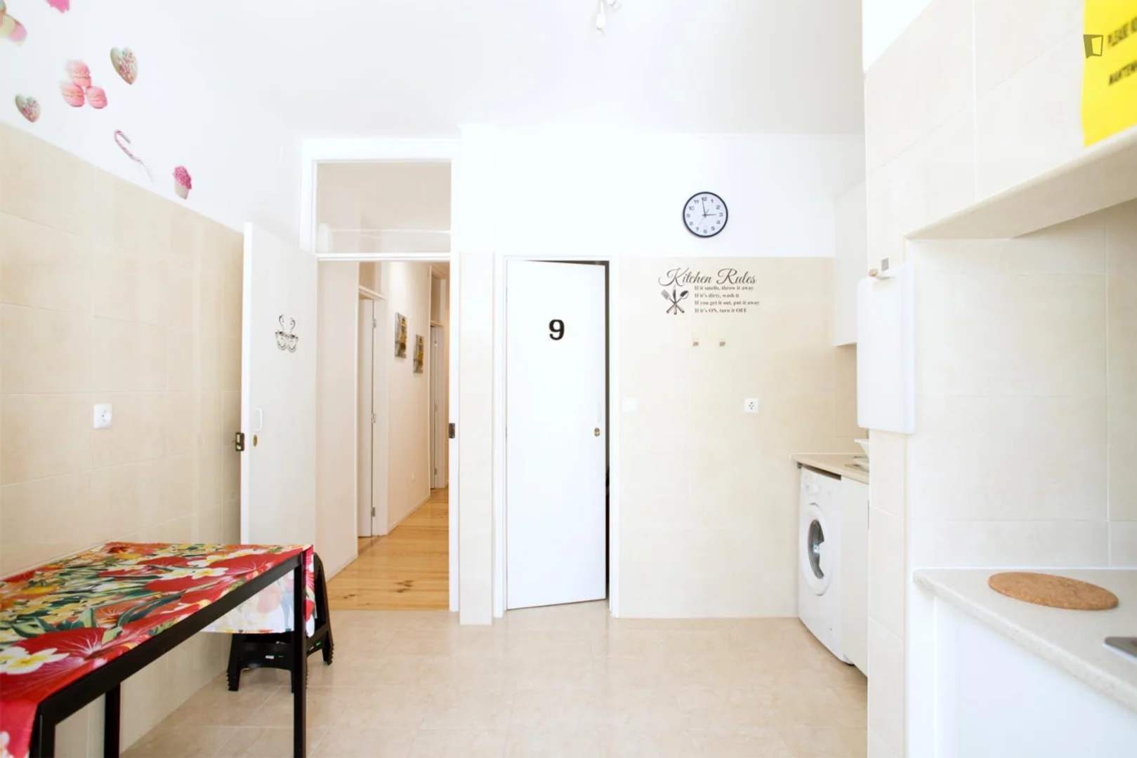 Studentenzimmer in  mit Arbeitsbereich und Gemeinschaftseinrichtungen