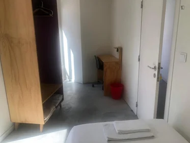 Private room at Avenida Almirante Reis, image 2 of 12