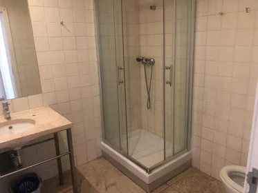 Private room at Avenida Almirante Reis, image 10 of 12