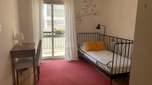 Quarto para alugar com cama de casal em Carcavelos