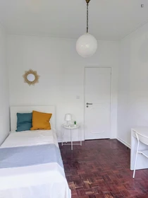 Cheap private room in Carcavelos