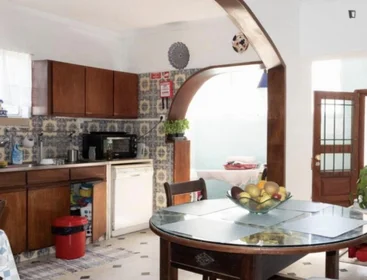 Chambre privée à Av. Infante Dom Henrique, image 12 de 28