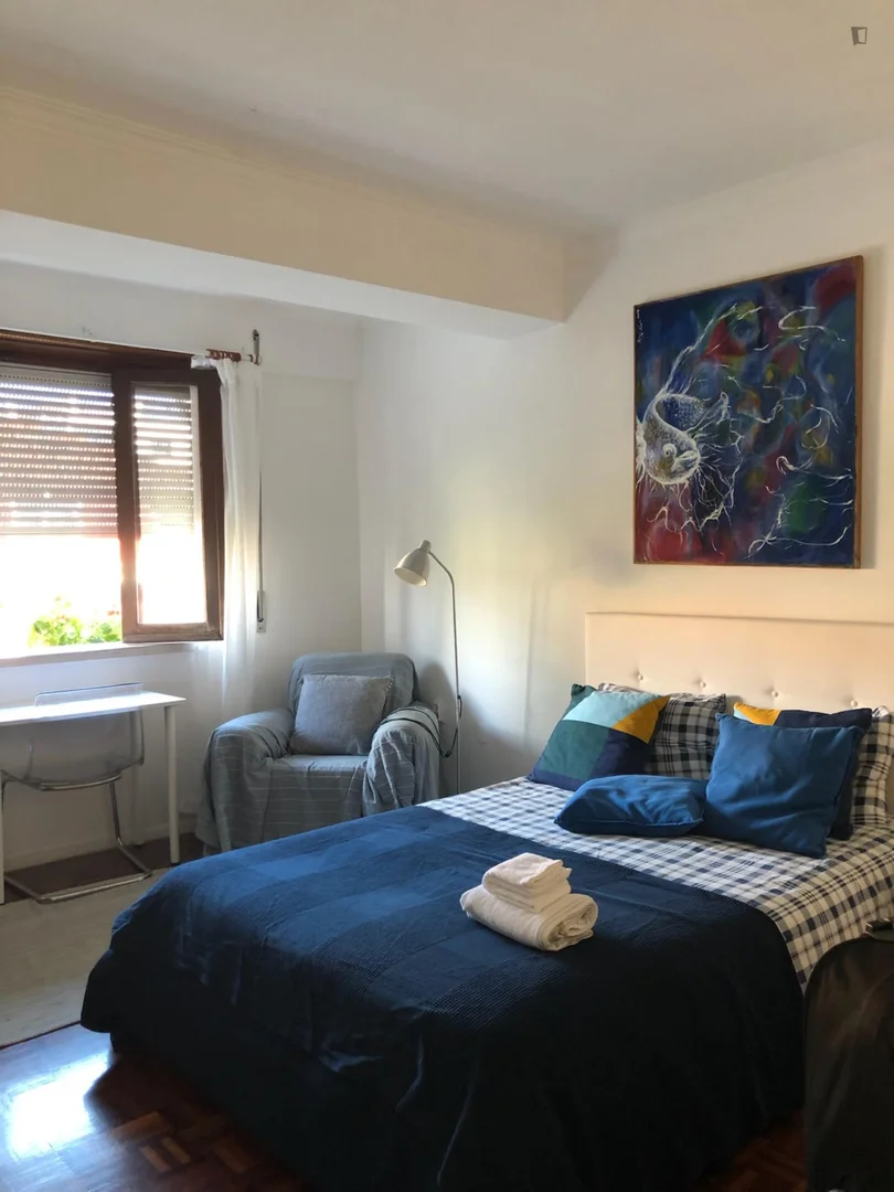Chambre d'étudiant à  avec espace d'étude et installations communes