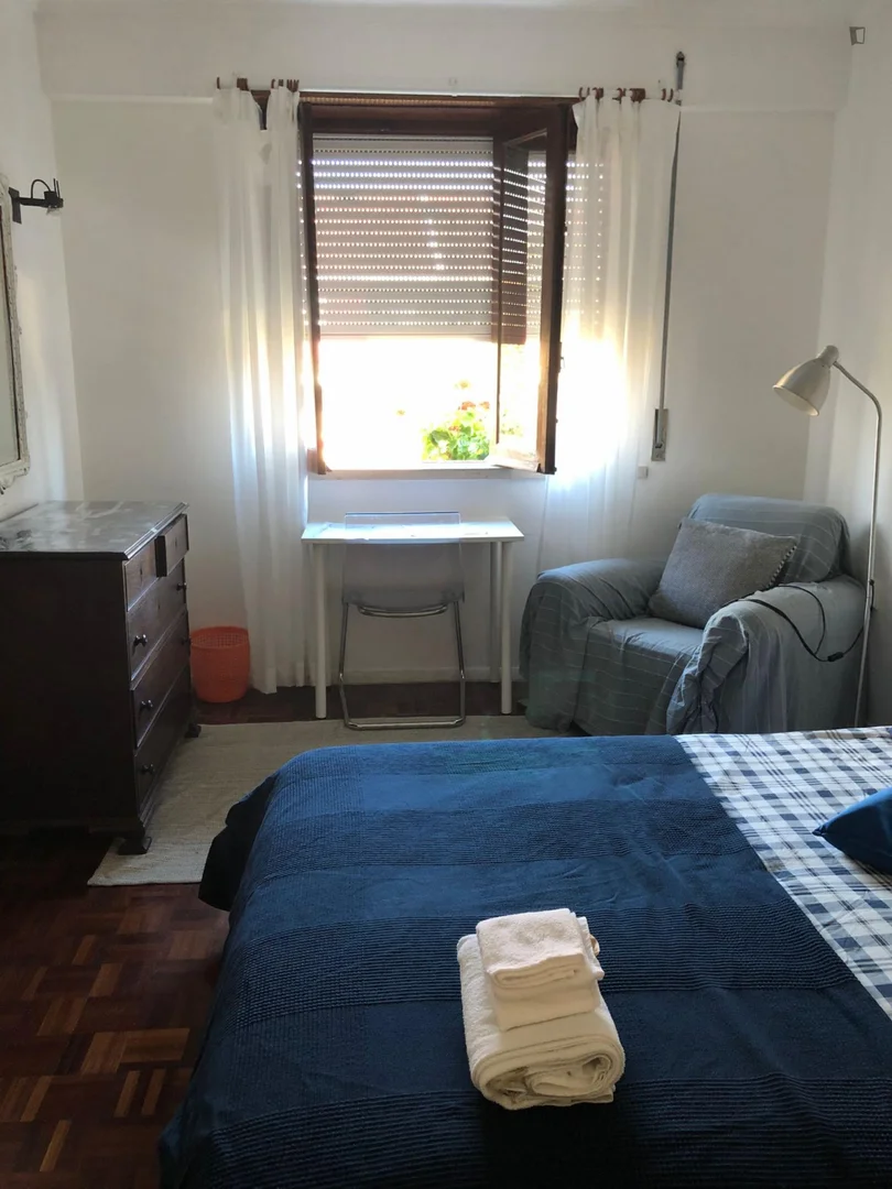 Chambre d'étudiant lumineuse et aérée avec accès facile à l'université dans 