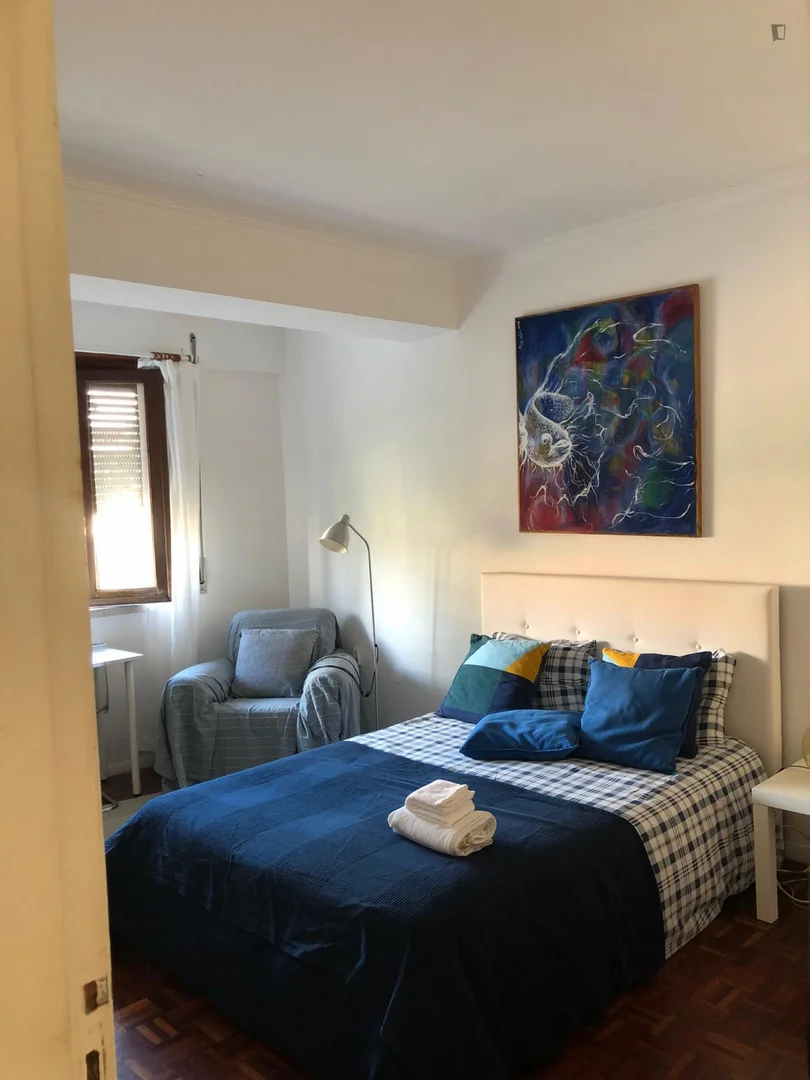 Chambre d'étudiant lumineuse et aérée avec accès facile à l'université dans 