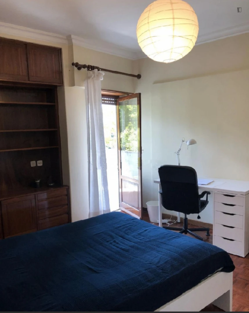 Helles Privatzimmer in Carcavelos