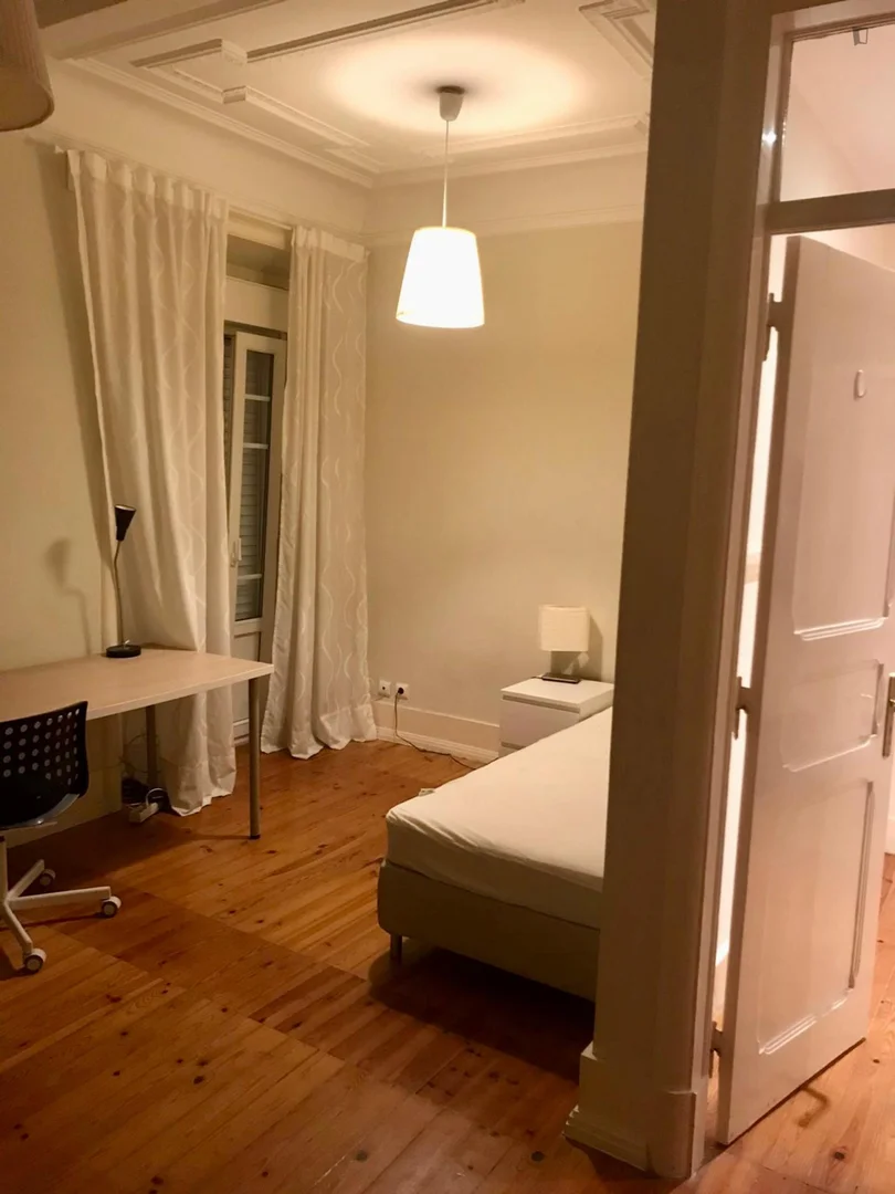 Funktionelles Studentenzimmer perfekt zum Studieren in 