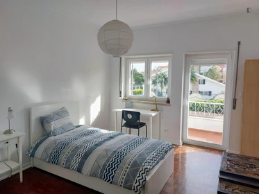 Cheap private room in Carcavelos