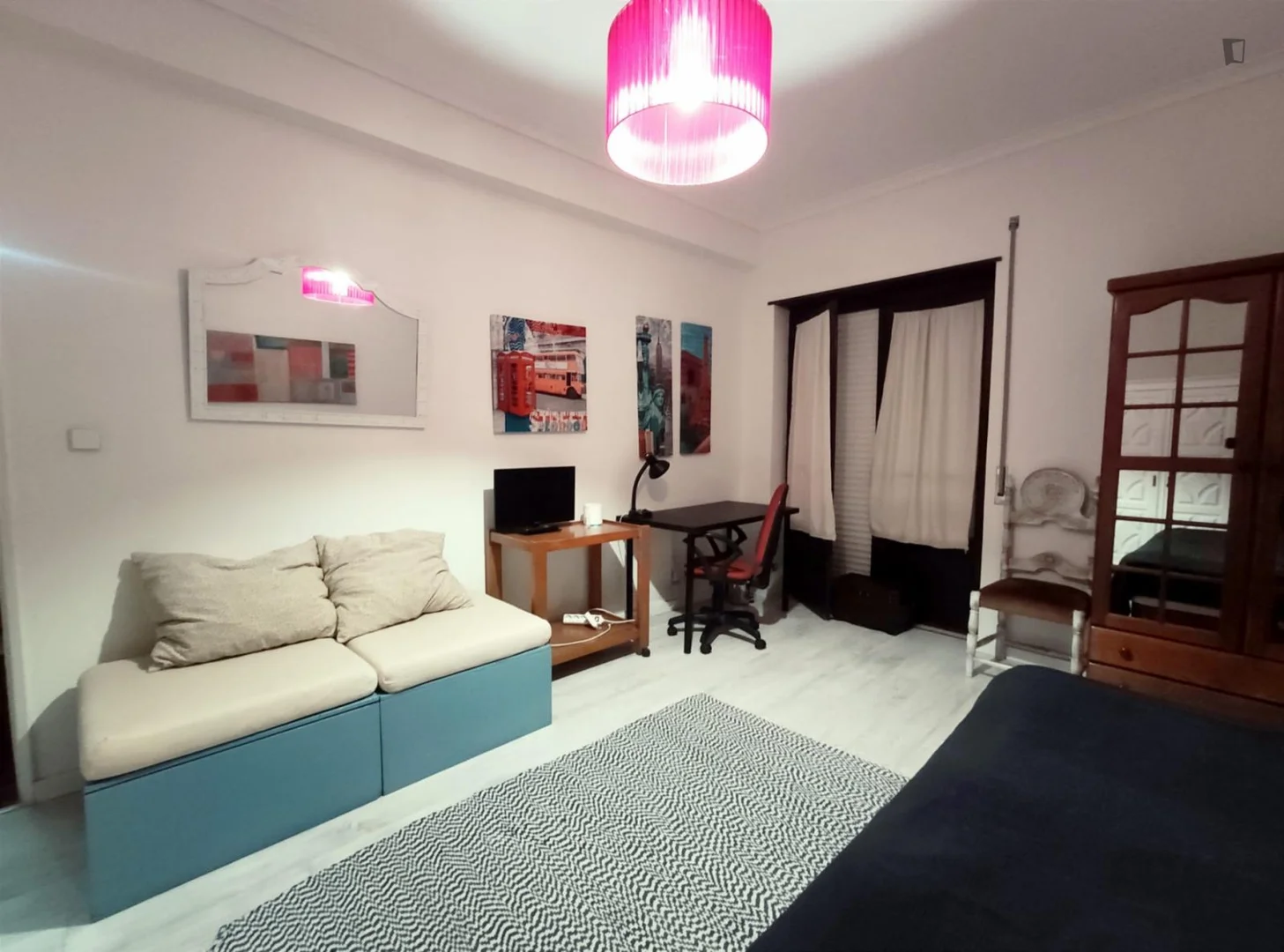 Chambre conviviale pour les étudiants dans avec des équipements modernes