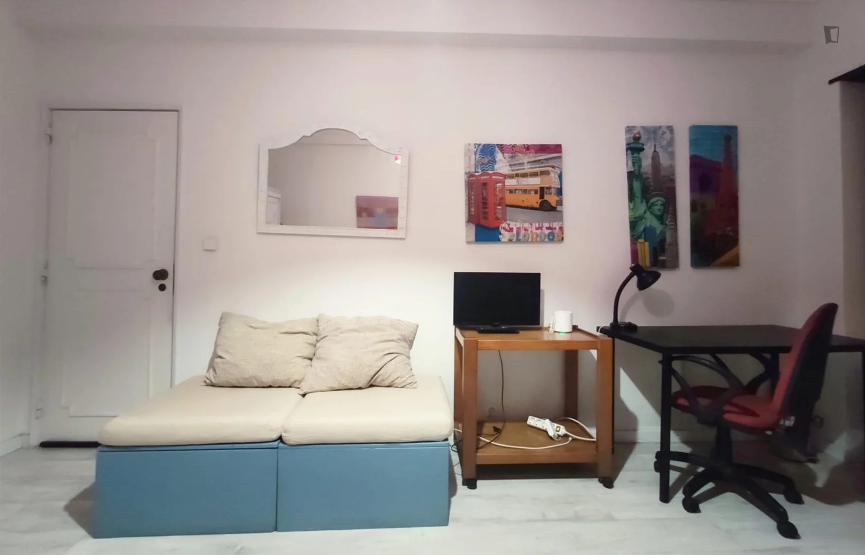 Chambre conviviale pour les étudiants dans avec des équipements modernes