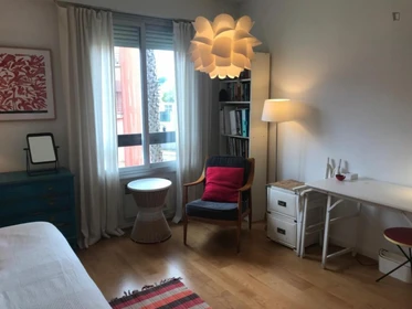 Helles Privatzimmer in Carcavelos