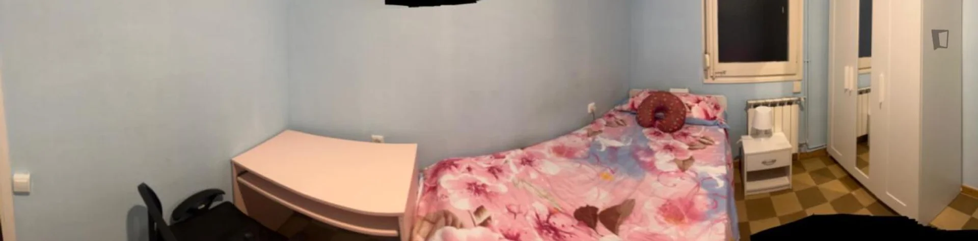 Habitación estudiantil funcional perfecta para estudiar en 