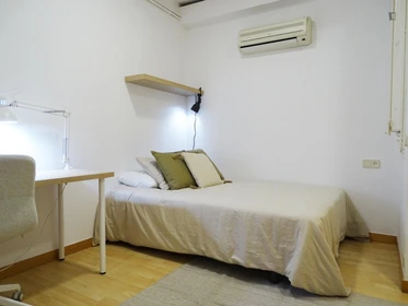 Cheap private room in Barcelona