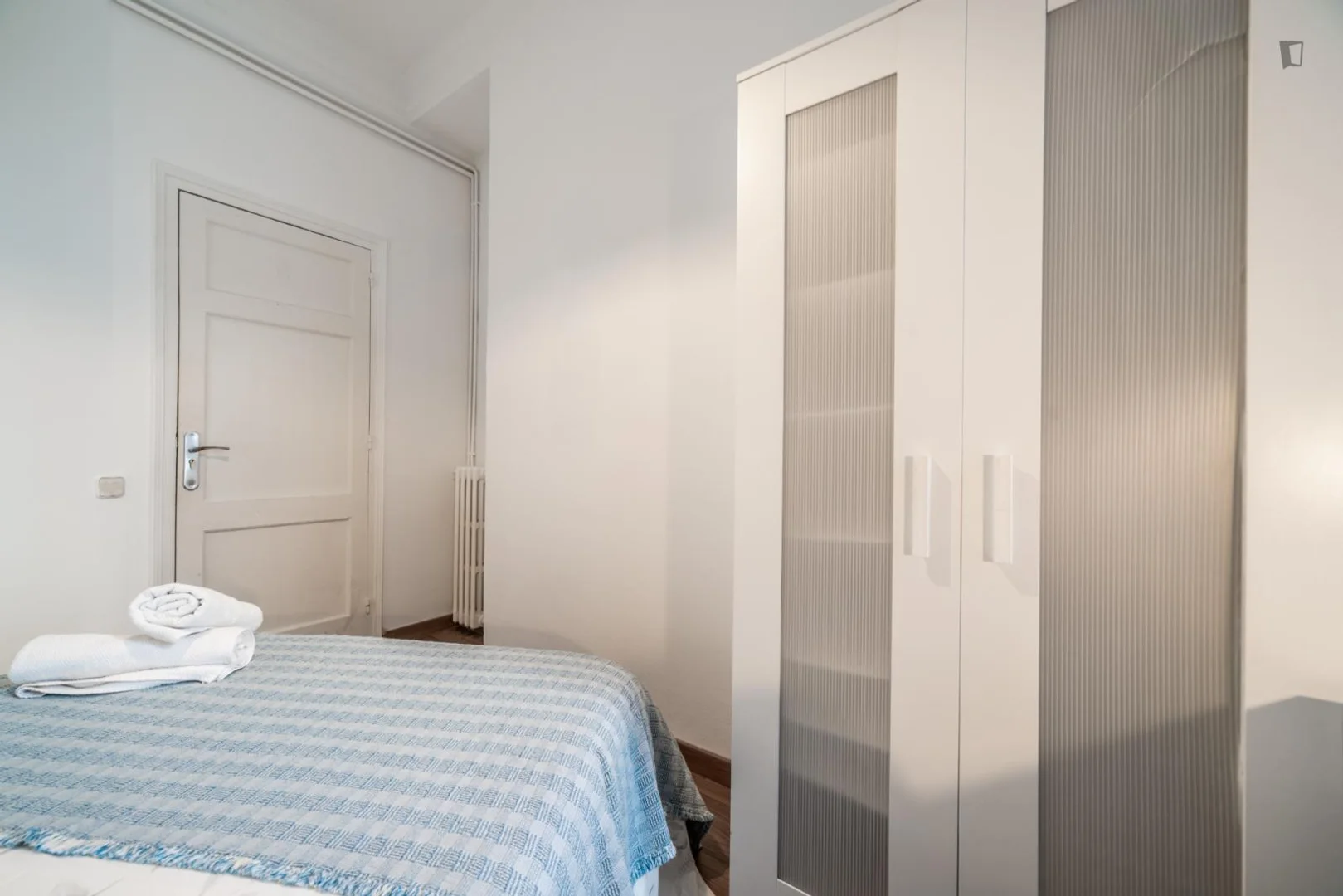 Affordable room for students with ample lighting in 
