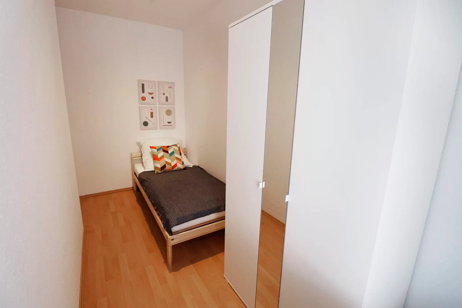 Chambre d'étudiant lumineuse et aérée avec accès facile à l'université dans 