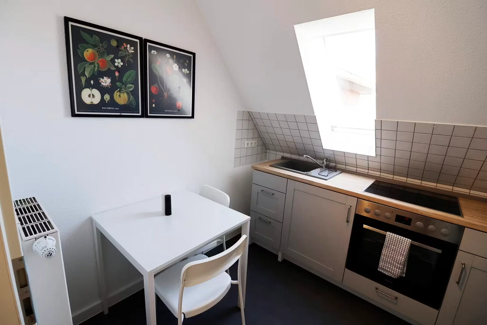 Chambre d'étudiant lumineuse et aérée avec accès facile à l'université dans 