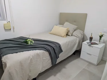 Chambre privée à Carrer de Cristóbal Sorní, image 2 de 10