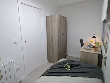 Chambre privée à Carrer de Cristóbal Sorní, image 4 de 10