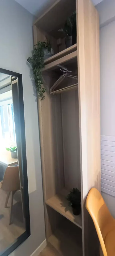 Chambre d'étudiant à  avec espace d'étude et installations communes