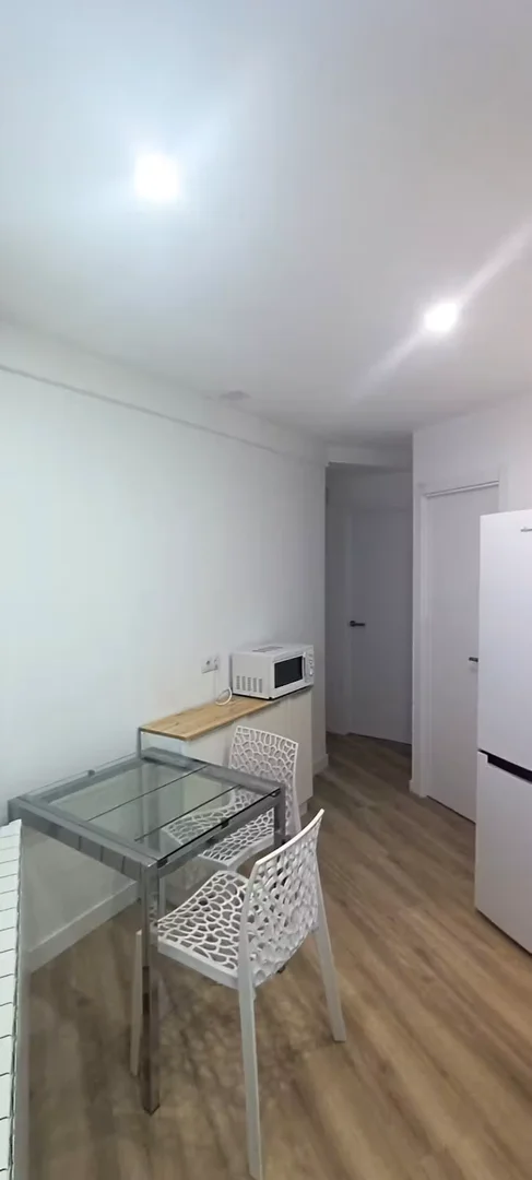 Chambre confortable pour étudiants disponible dans 