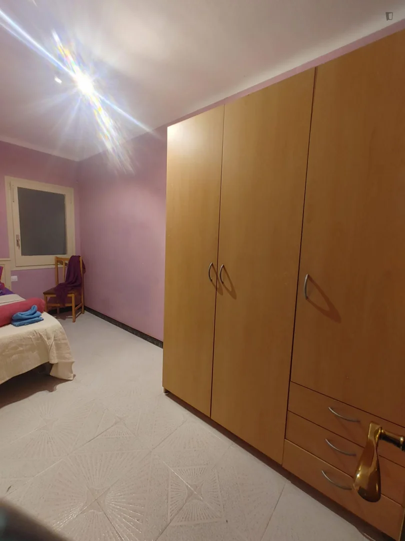 Habitación estudiantil funcional perfecta para estudiar en 