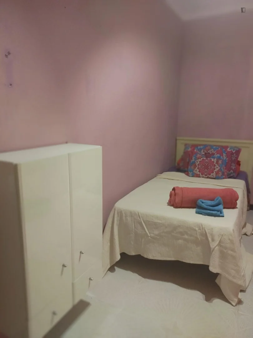 Habitación estudiantil económica cerca del campus en 