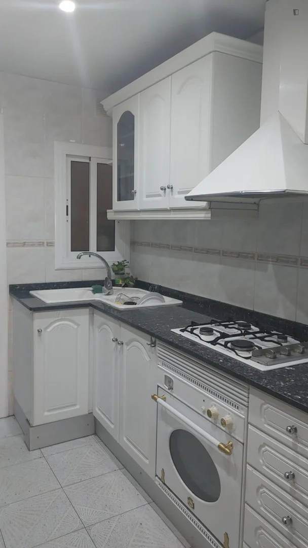 Habitación estudiantil funcional perfecta para estudiar en 