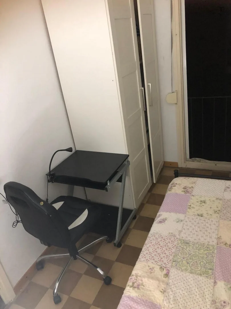 Habitación en apartamento estudiantil en alquiler en , completamente amueblado