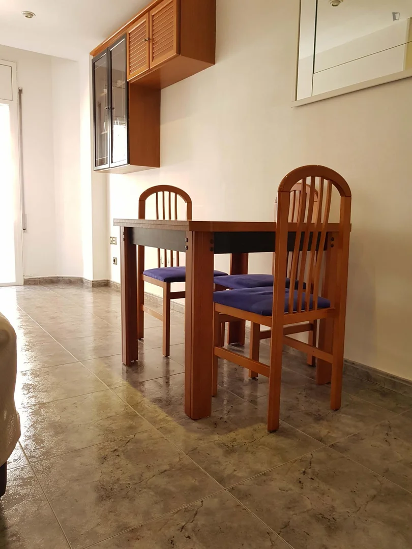 Funktionelles Studentenzimmer perfekt zum Studieren in 