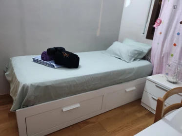 Zimmer mit Doppelbett zu vermieten terrassa