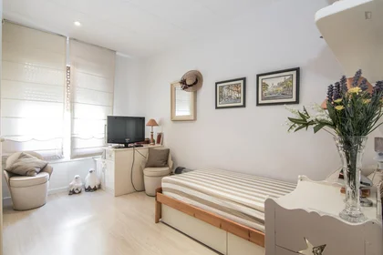 Zimmer mit Doppelbett zu vermieten {area}