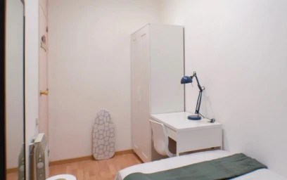 Private room at Carrer del Comte Borrell, image 2 of 13
