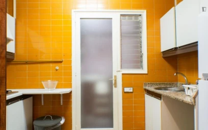 Private room at Carrer del Comte Borrell, image 6 of 13