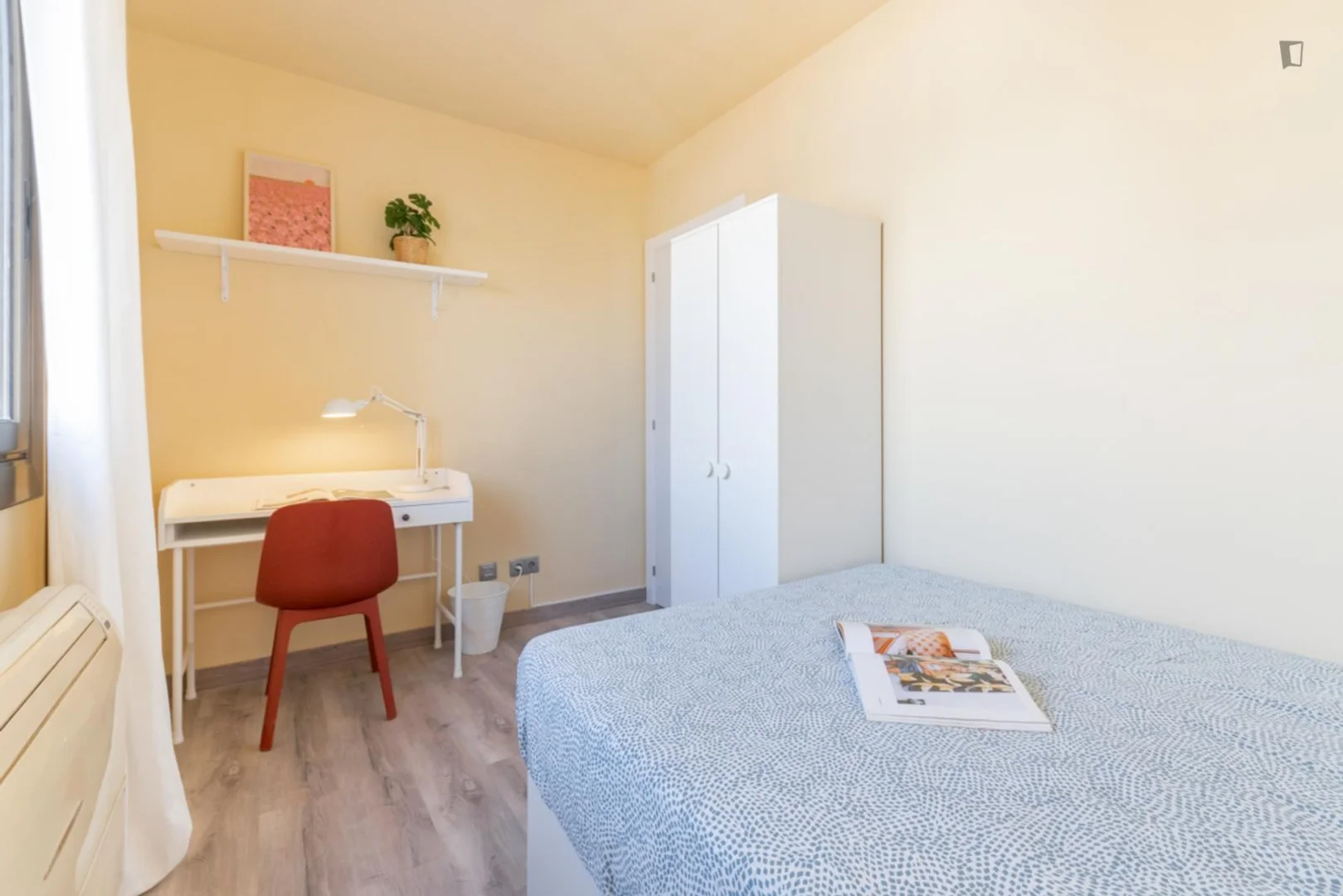 Cozy room for students available in 