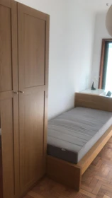 Cheap private room in Porto