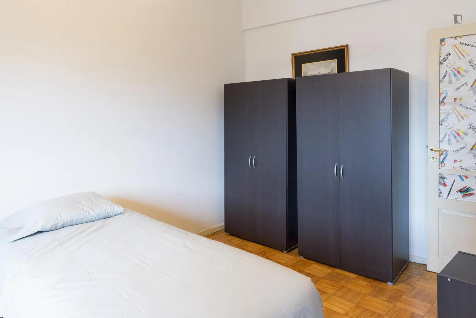 Functional student room perfect for studying in 