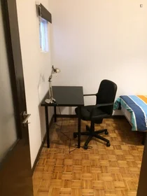 Private room at Rua de Contumil, image 3 of 21